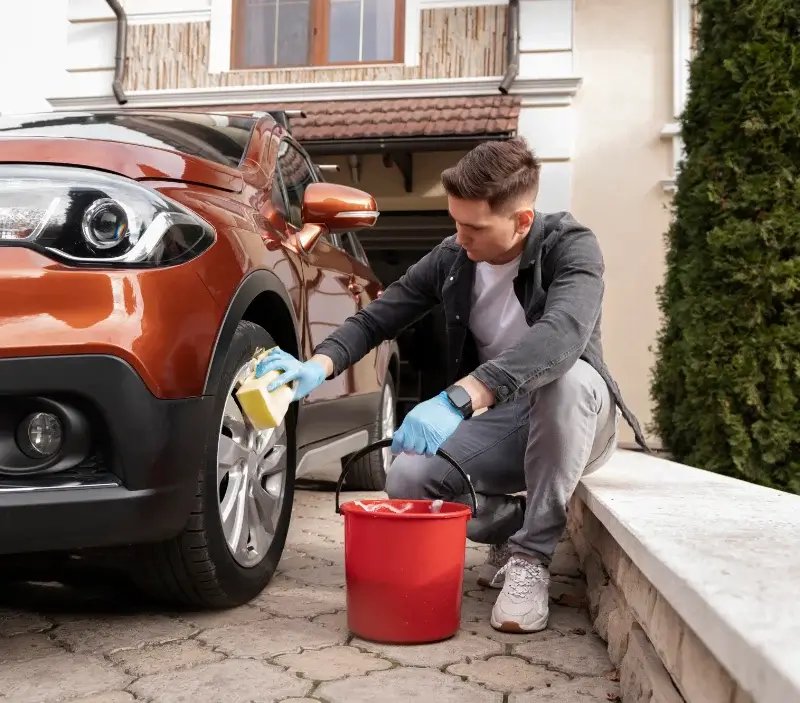 Lavage auto à domicile Folgensbourg : professionnel intervenant sur un véhicule